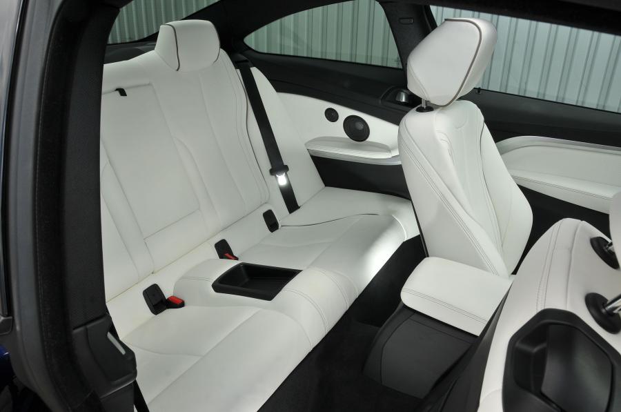 Интерьер BMW 440i Coupe M Sport Package 2016 года  (UK) (фото 6 из 18)